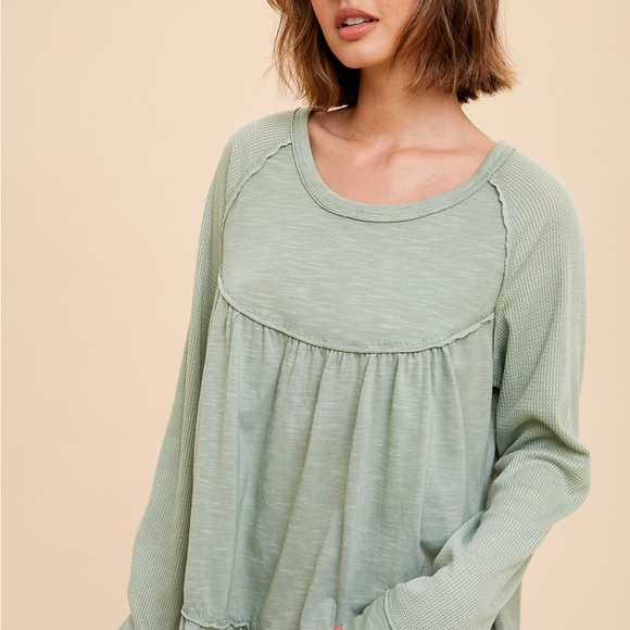 Ruffle top with waffle sleeve - Picture 3 of 4